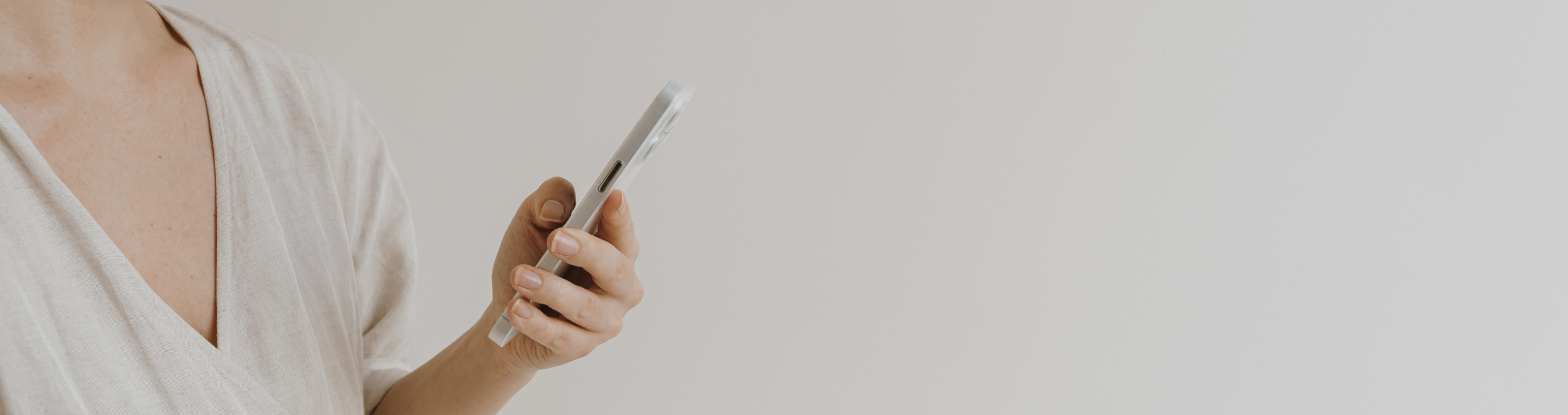 스마트폰을 통해 질문하고 사고를 정리하며 AI와 대화하는 인간의 모습을 표현한 이미지